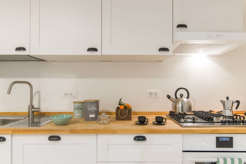 Duplex, 1 Bedroom | Private kitchenette | Fridge, stovetop, coffee/tea maker, electric kettle