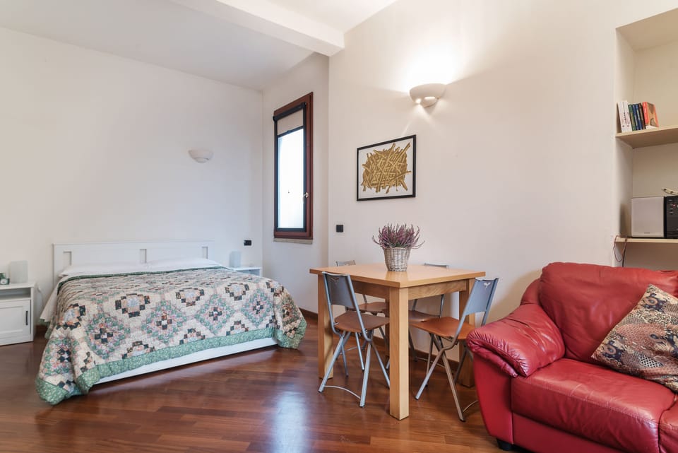 Studio Suite, Non Smoking | Iron/ironing board, free WiFi, bed sheets