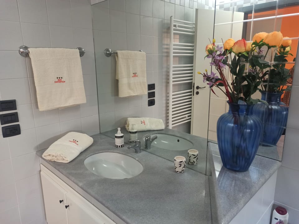 Deluxe Quadruple Room, Connecting Rooms | Bathroom | Shower, free toiletries, bidet, towels