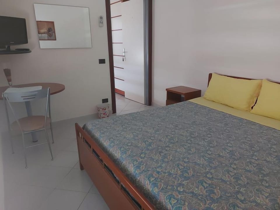 Standard Double Room | Desk, iron/ironing board, WiFi (free), bed sheets