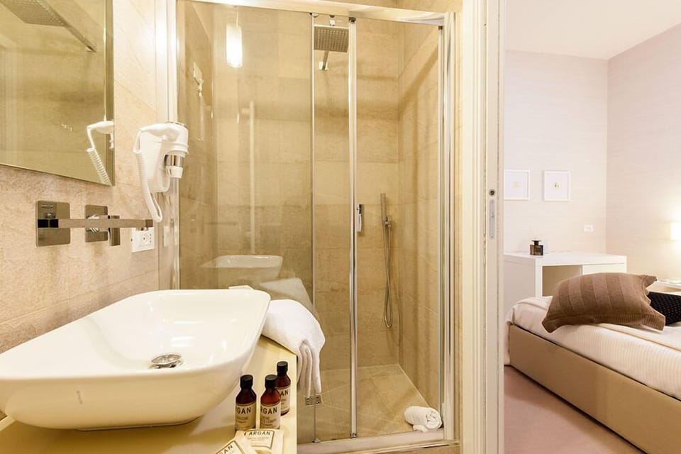 Shower, free toiletries, hair dryer, bidet