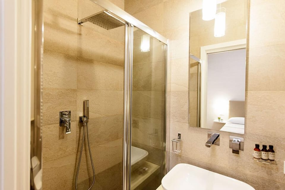 Double Room | Bathroom | Shower, free toiletries, hair dryer, bidet
