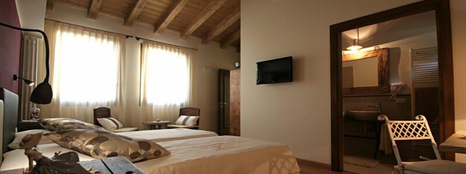 Double Room, 1 Queen Bed, Non Smoking (La Ciàcola) | Desk, travel crib, free WiFi, bed sheets