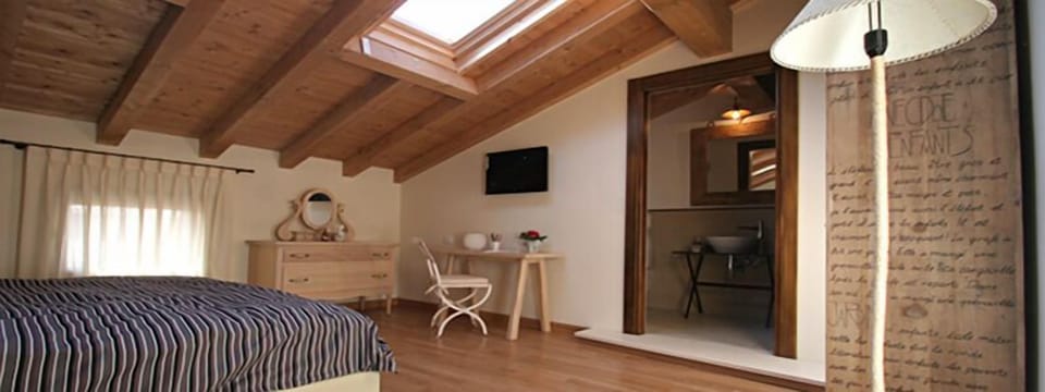 Double Room (La Magnona) | Desk, travel crib, free WiFi, bed sheets