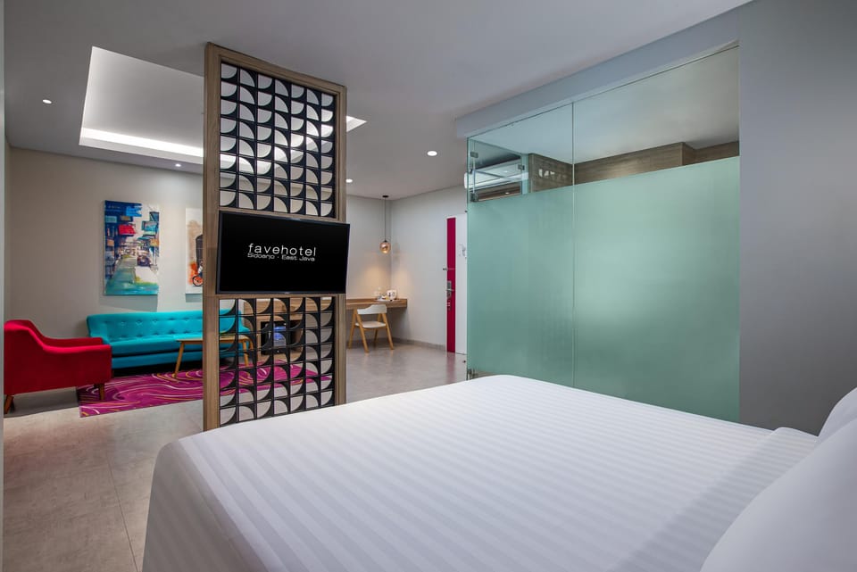 Junior Suite | In-room safe, desk, soundproofing, iron/ironing board