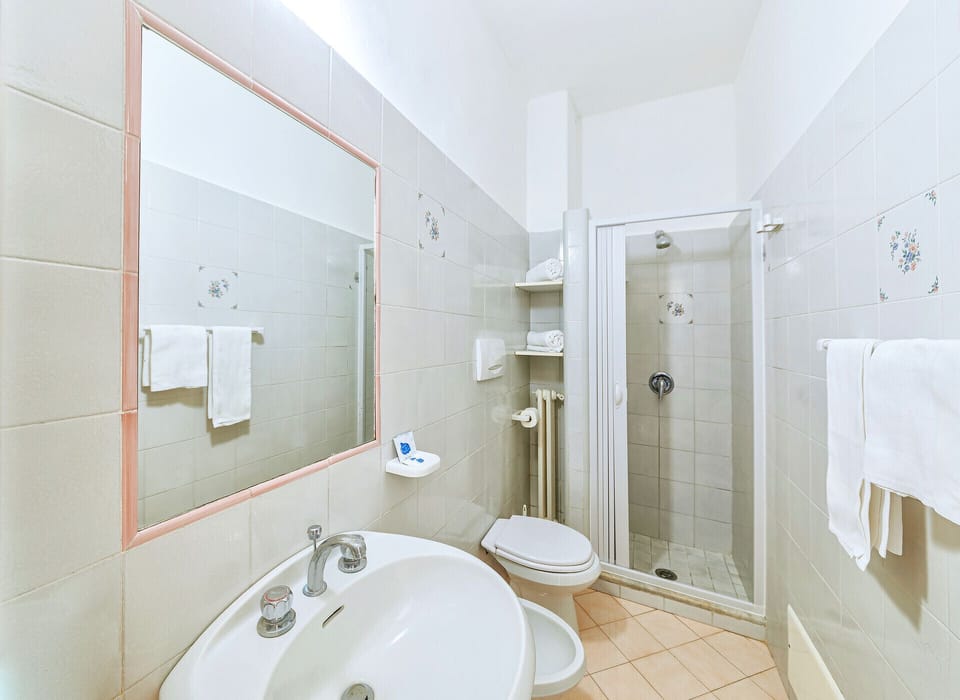 Family Quadruple Room | Bathroom | Shower, rainfall showerhead, free toiletries, bidet