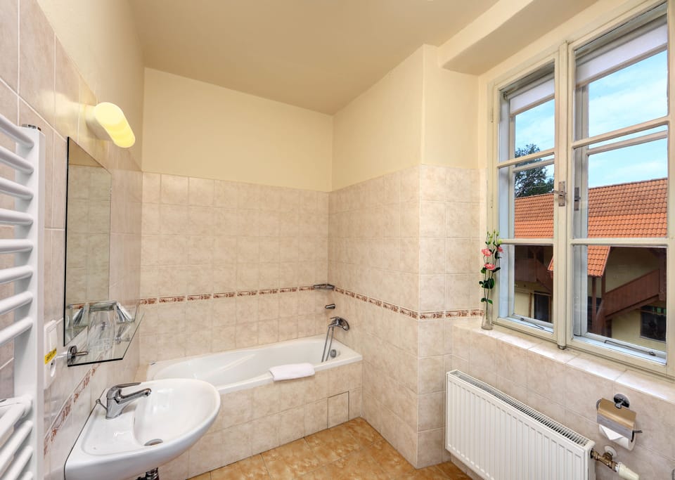 Bathtub, towels