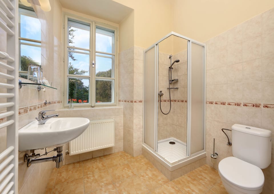 Bathtub, towels