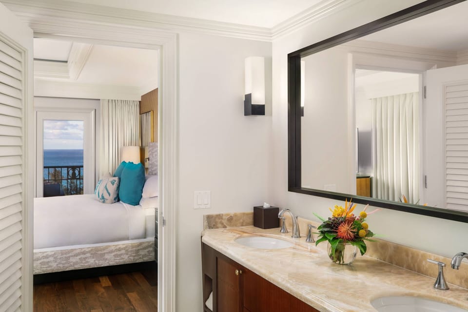 Separate tub and shower, deep soaking tub, rainfall showerhead