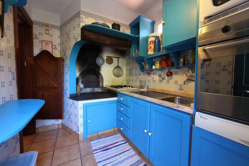 Twin Room, 2 Twin Beds, Mountain View | Shared kitchen | Shared fridge, microwave