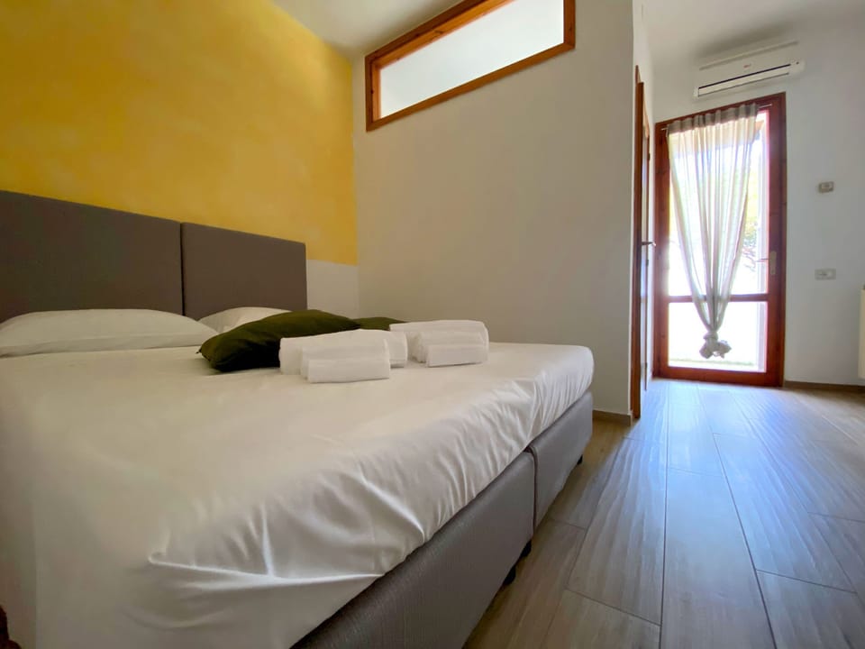 Basic Double Room, 1 Double Bed | Premium bedding, down comforters, desk, laptop workspace