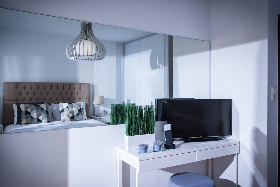 1 bedroom, Egyptian cotton sheets, premium bedding, down comforters