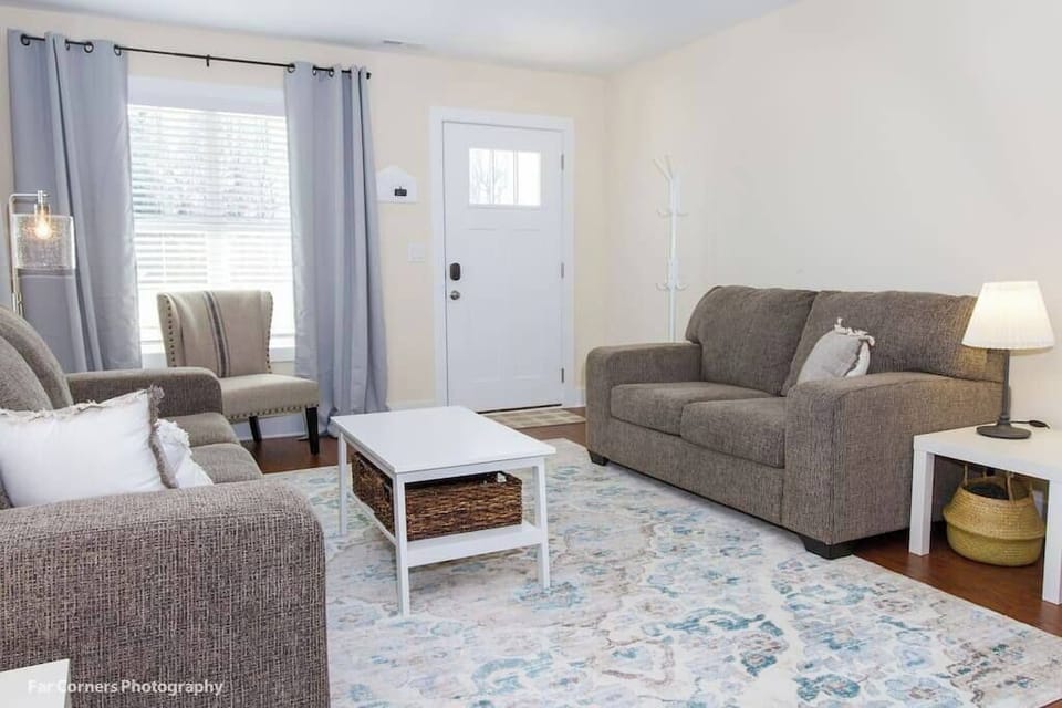 “Jon's place was close to everything that we needed during our stay. The beds were comfortable and the sound machine was a great addition. Jon was a great communicator and flexible with our check in.”
Christine - Past Guest