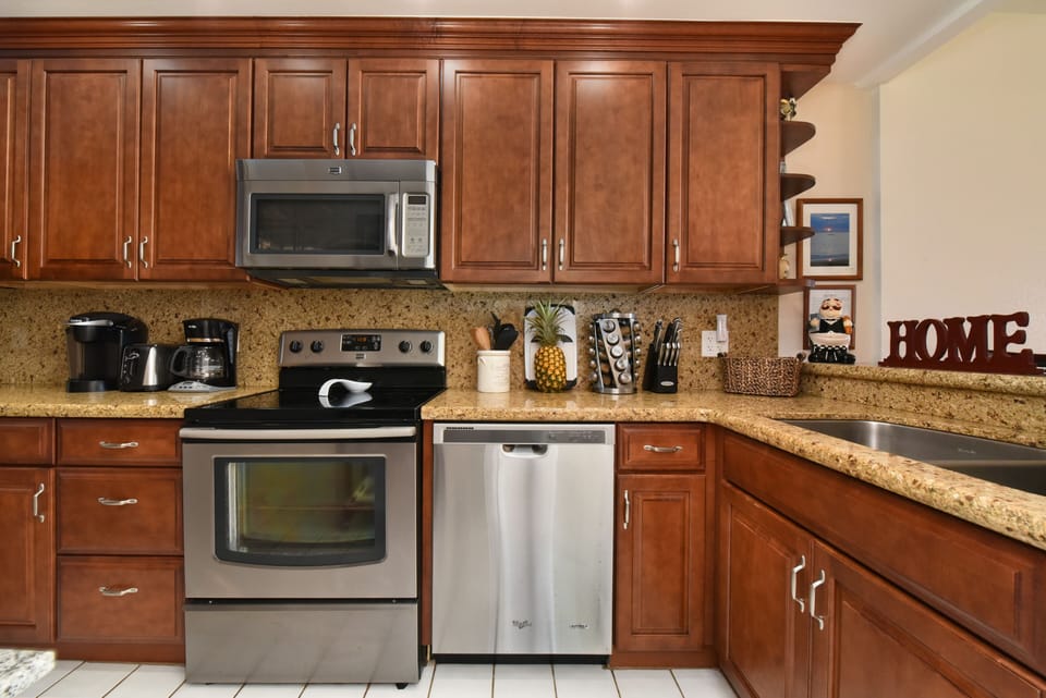 Beautiful cabinets, granite, fully equipped kitchen