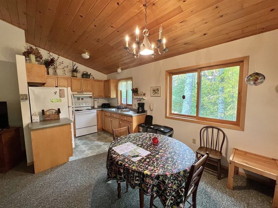 Stolen Oaks Dining and Kitchen