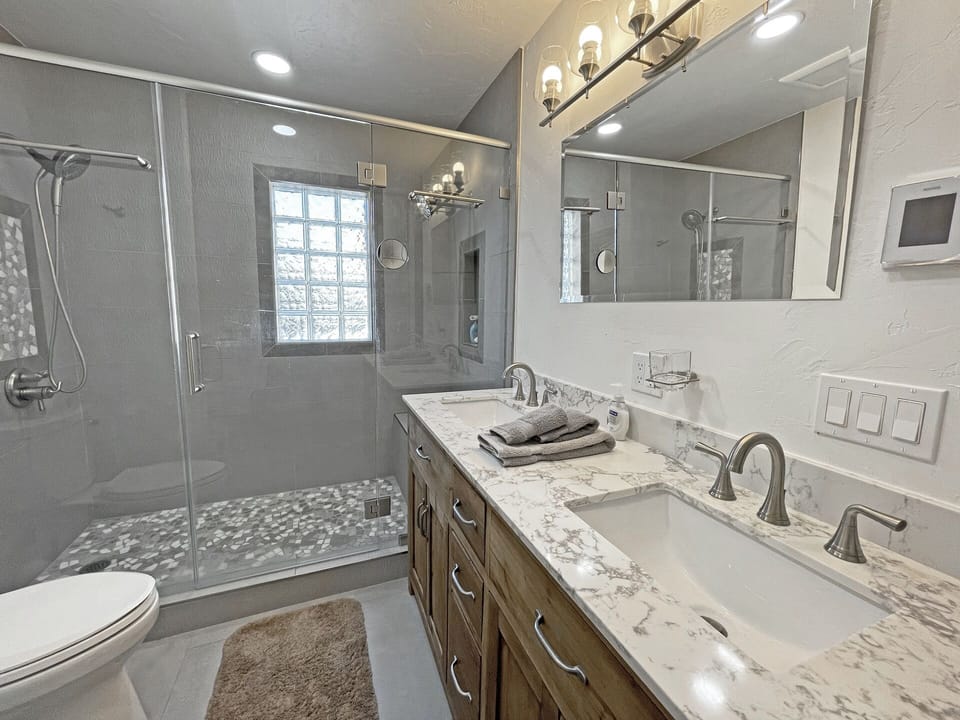 Bathroom 1 - Dual sinks