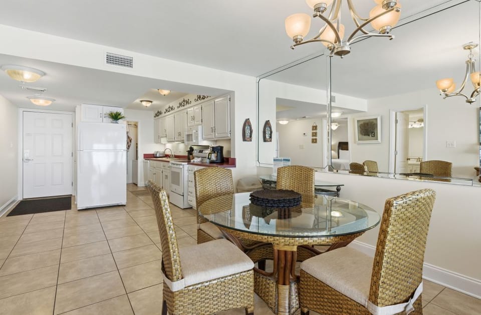 Edgewater 71 Dining Table Seats 4