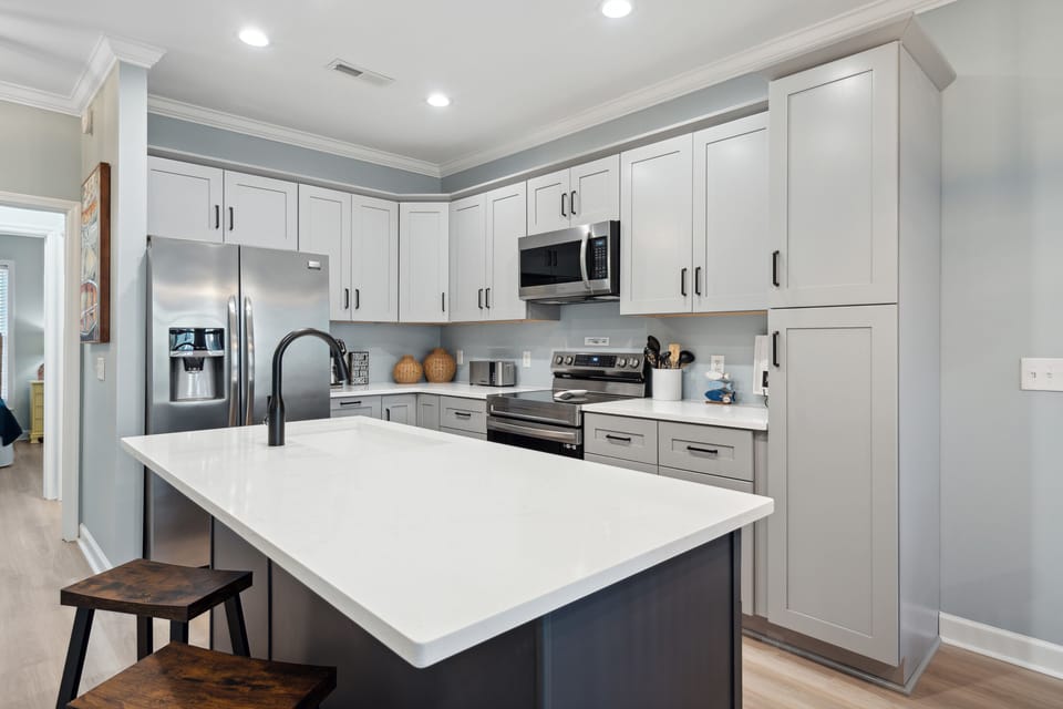 Fully equipped kitchen, with stainless steel appliance.