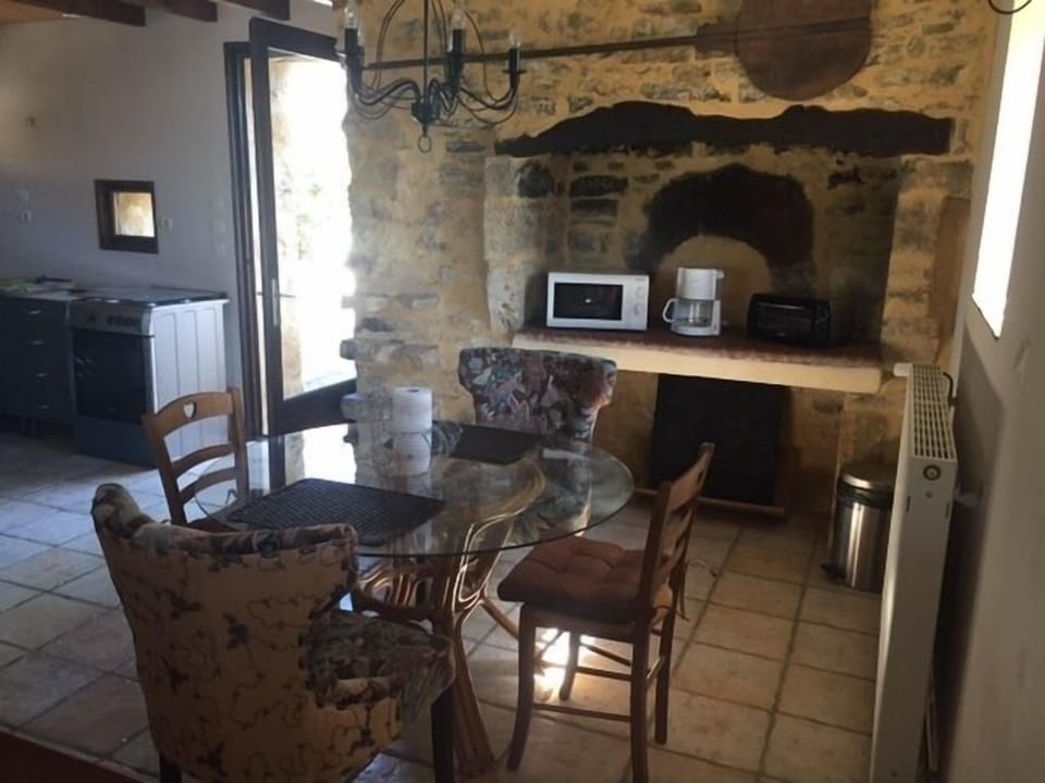 Salle de manger (Dining Room) next to kitchen, living room and  bbq patio.