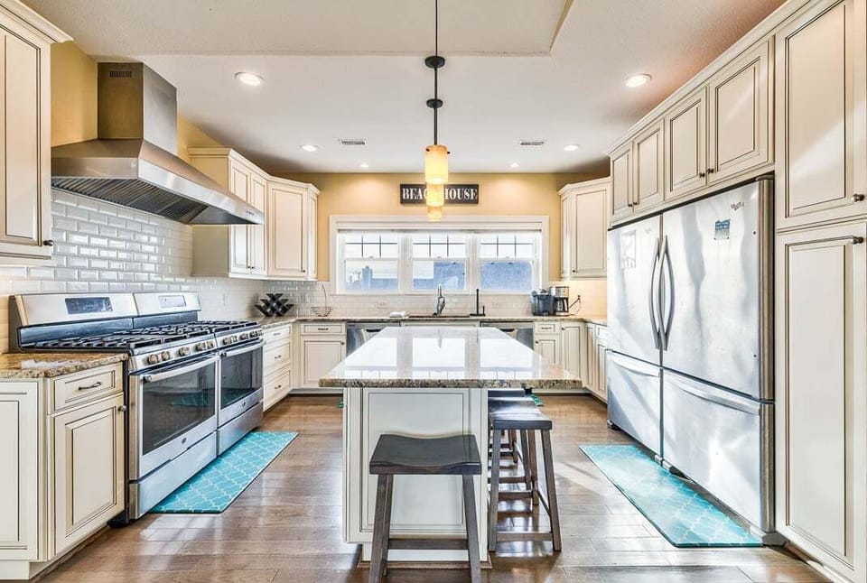 Top-Level Kitchen with Bar (seats 4)