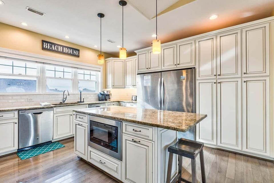 Top-Level Kitchen with Bar (seats 4)
