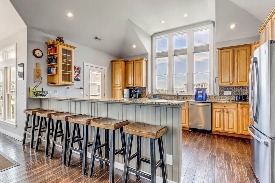 Top-Level Kitchen with Bar (seats 6)