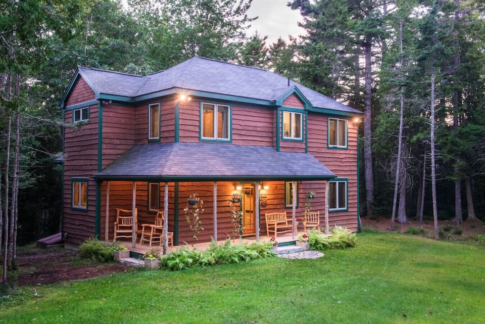 Welcome to Fern Way, your base from which to explore Acaida National Park.