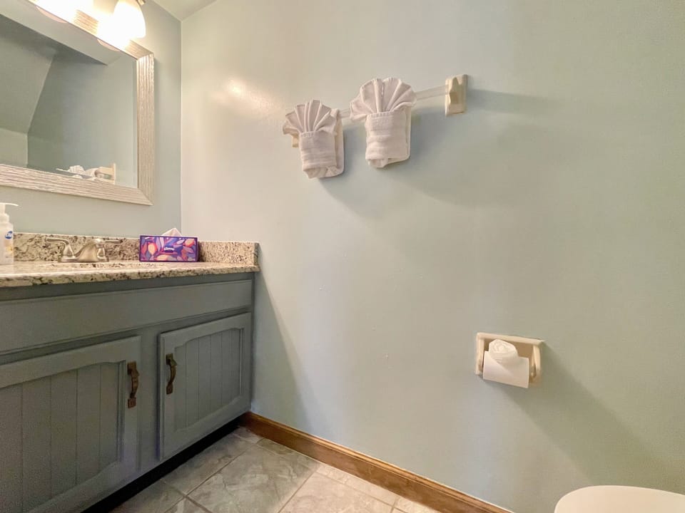 1st floor 1/2 bath