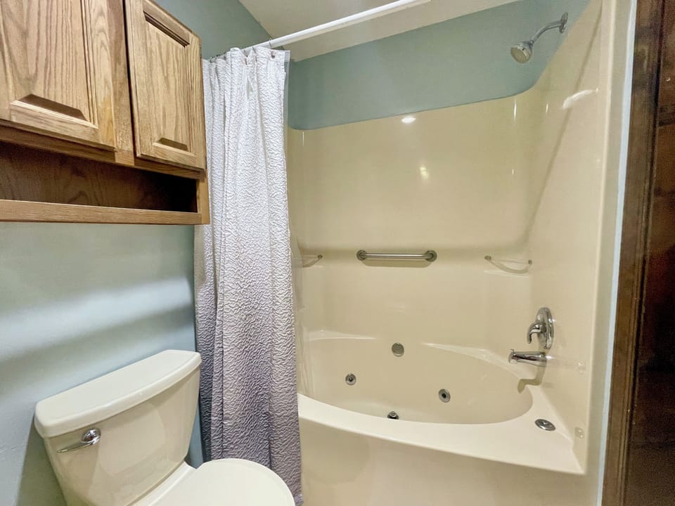 1st floor full bath jetted tub