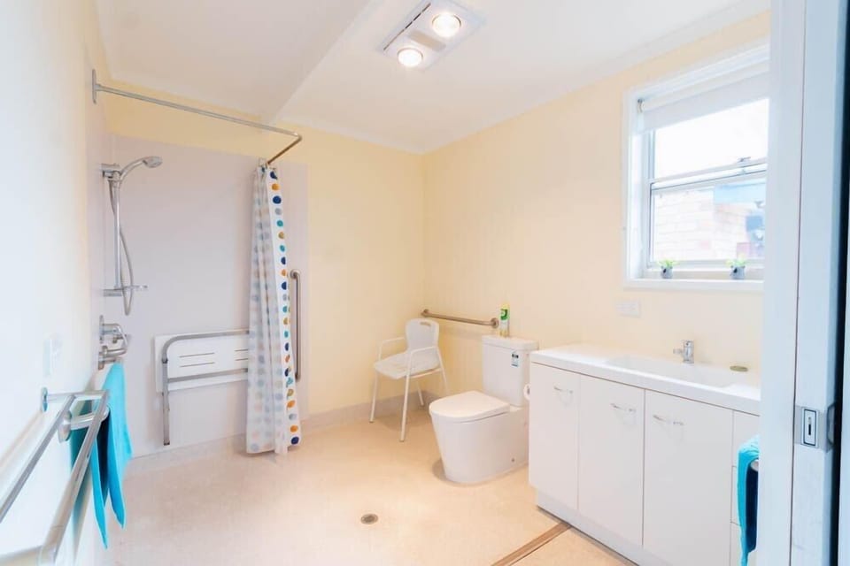 Flat 1, Wheel chair accessible bathroom