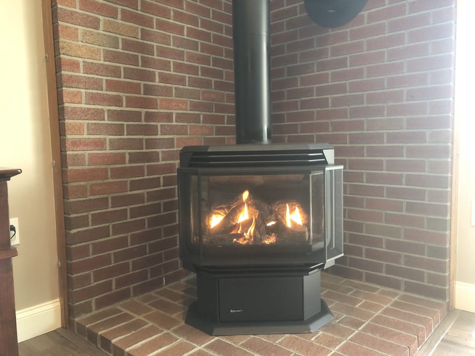 Gas fireplace with wall-mounted controls! (seasonal use) 