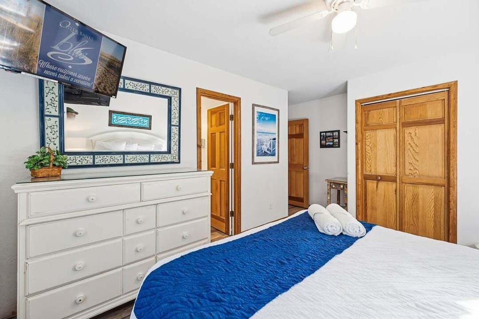 Mid-Level Queen Master Bedroom