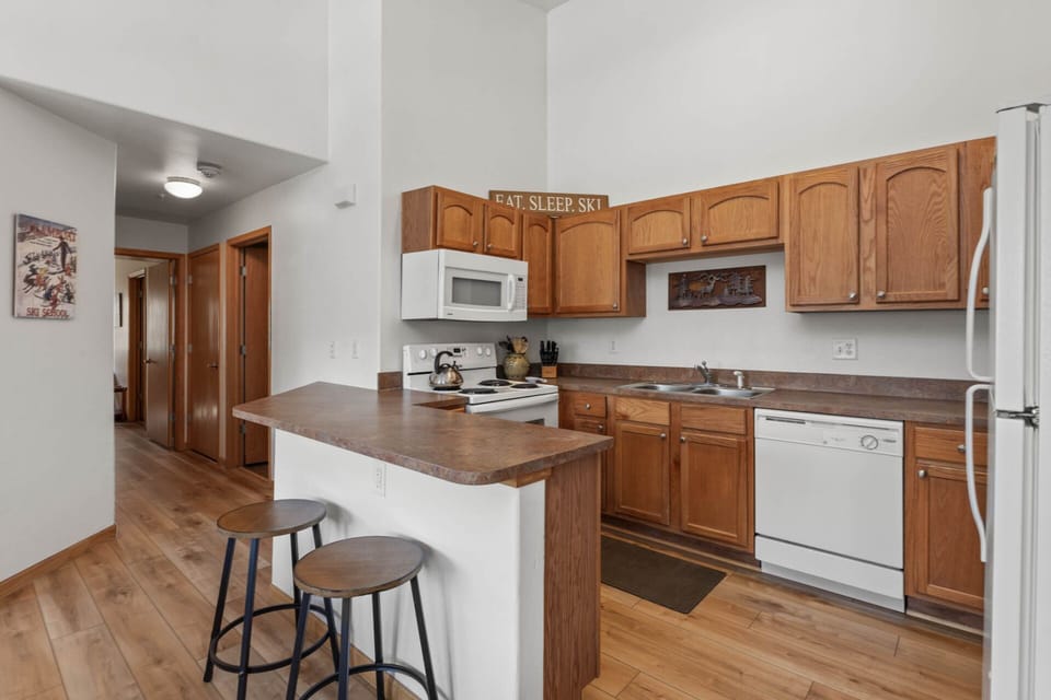 Fully Equipped Kitchen & Bar