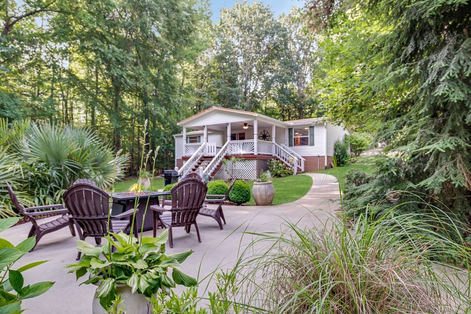 Firepit waterfront boat house 75 steps away