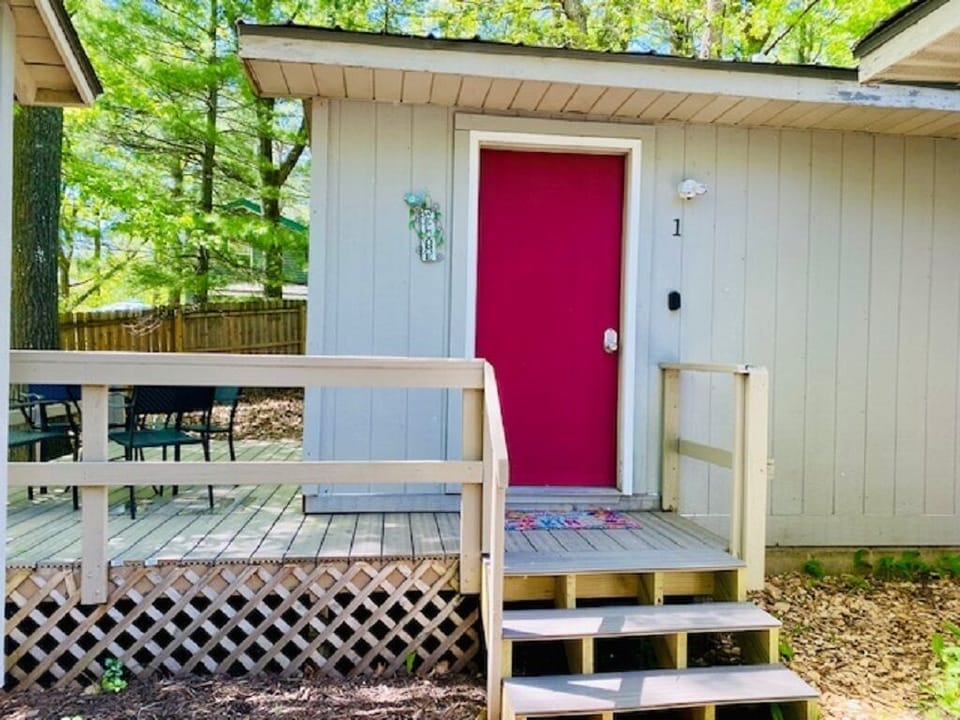Entrance Cabin 1