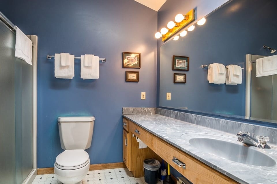 Master en-suite bathroom 