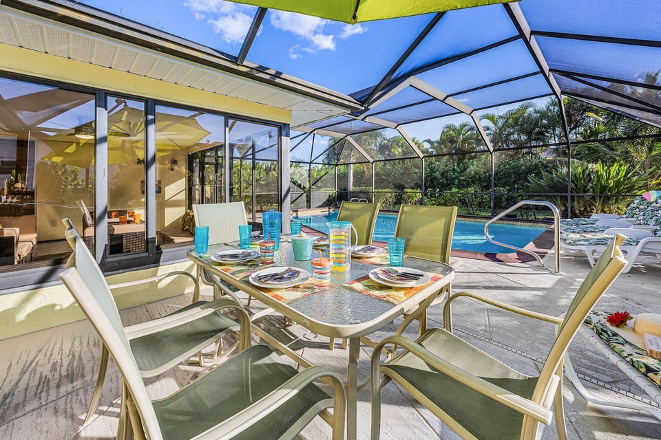 Have your meals poolside like real Floridians