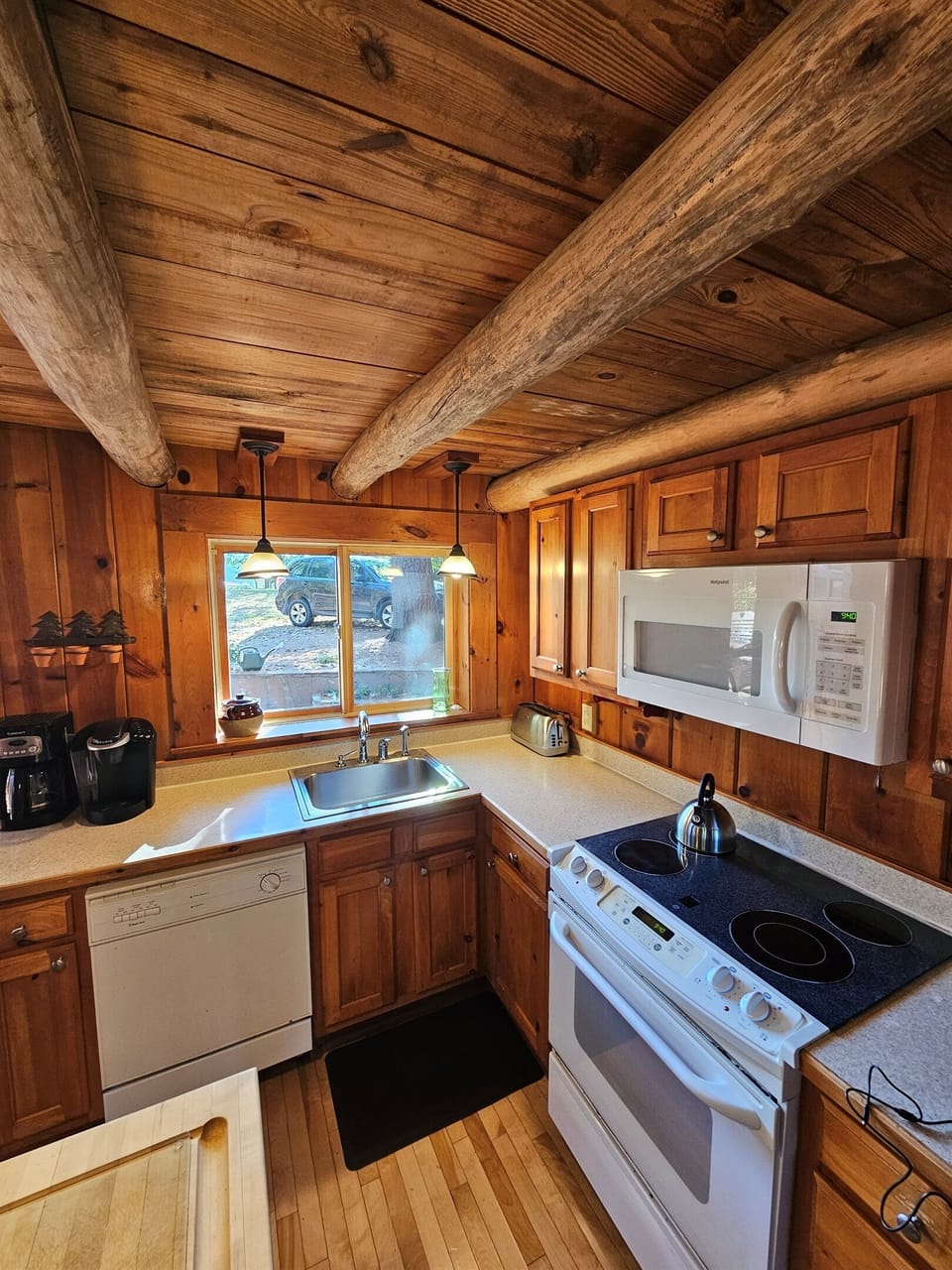 Fully Appointed Modern Kitchen