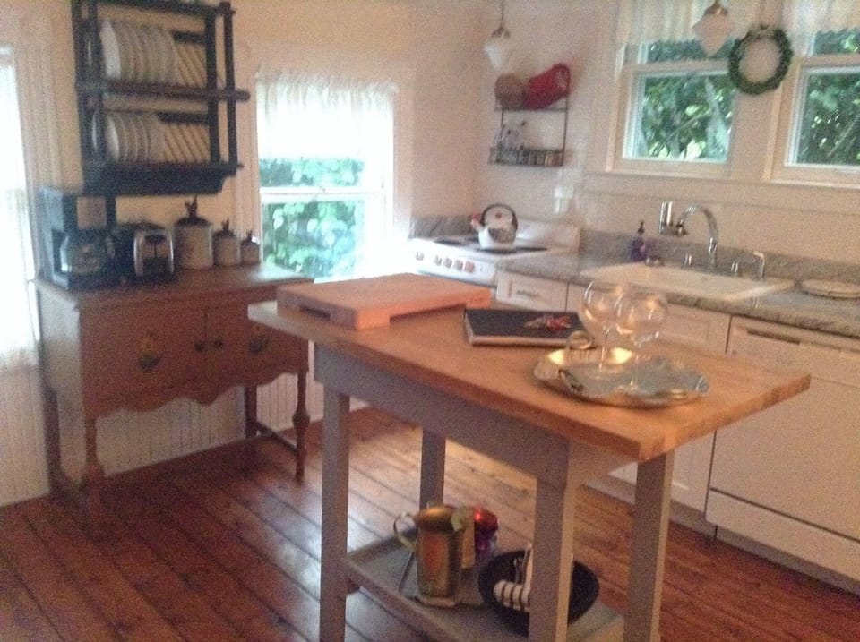 Casual antique pine furnishings and updated granite counter/cabinets