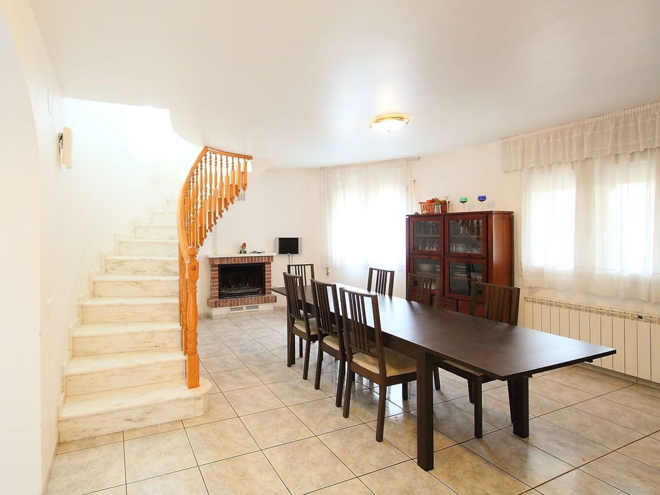Property, Room, Building, Furniture, Real Estate, Interior Design, House, Floor, Table, Ceiling