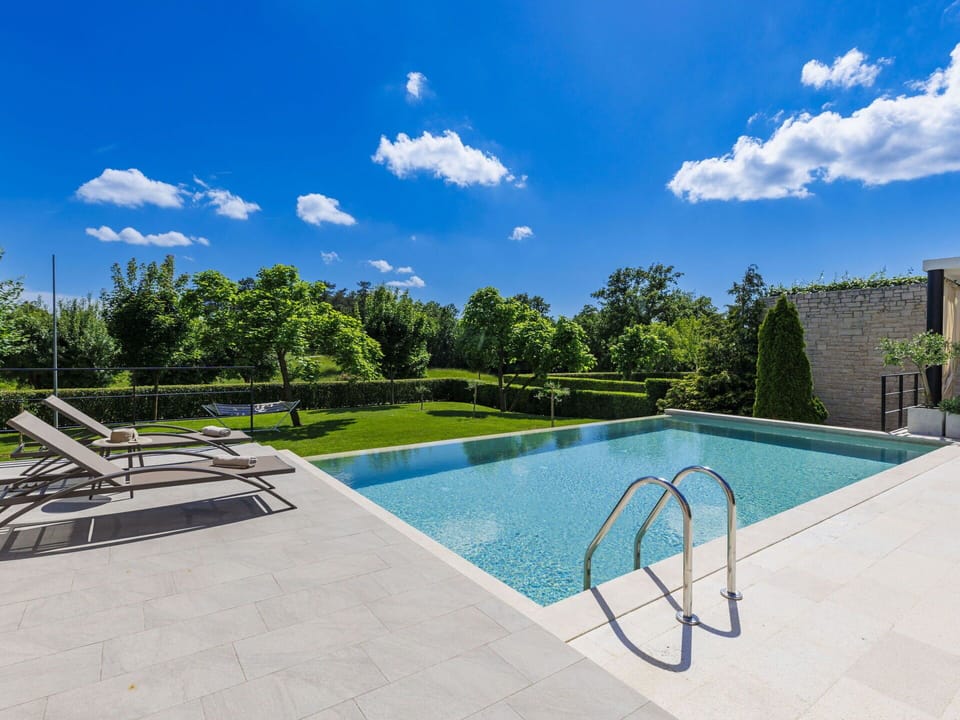 Cloud, Sky, Water, Daytime, Swimming Pool, Azure, Plant, Tree, Building, Outdoor Furniture