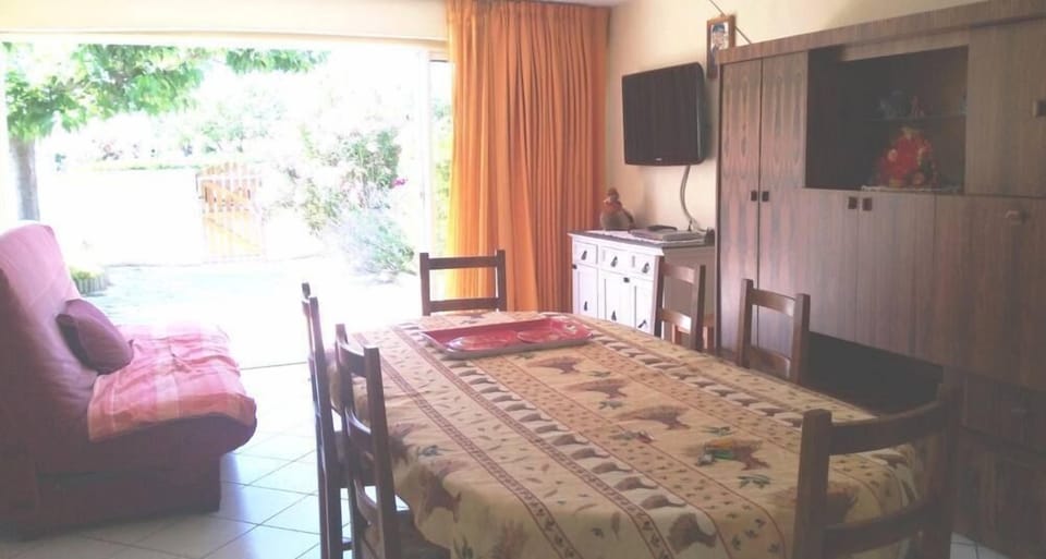 The living room with access to the terrace