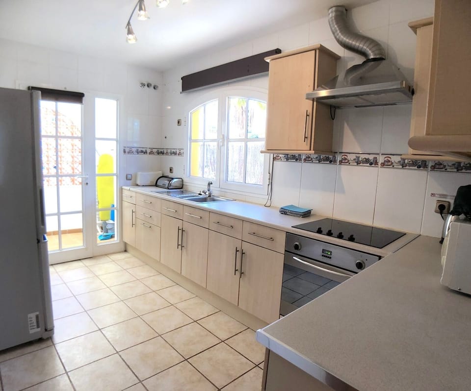 Fully equipped kitchen to cook some home meals 