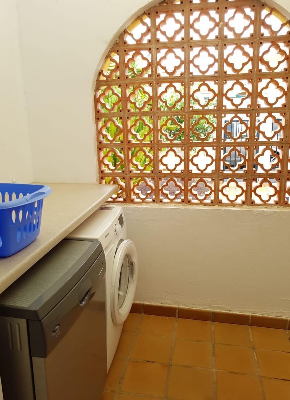 Utility room with dishwasher and washing machine