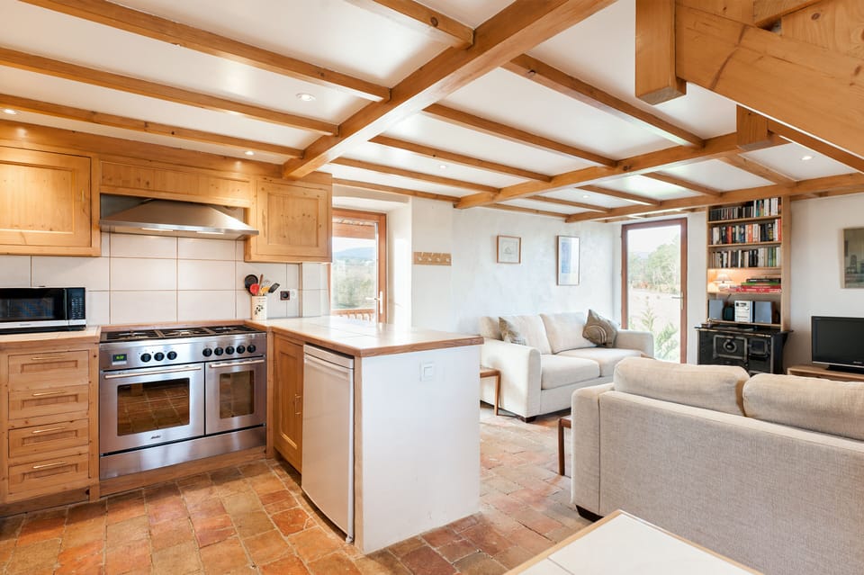 Gites Marston - La Magnanerie - Custom built kitchen and open plan living space
