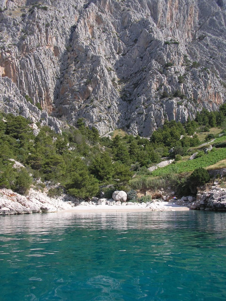 Lucisce bay with nice peble beach within walking distance from the villa