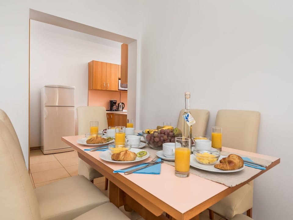 Room, Yellow, Dining Room, Furniture, Property, Table, Interior Design, Breakfast, Brunch, House