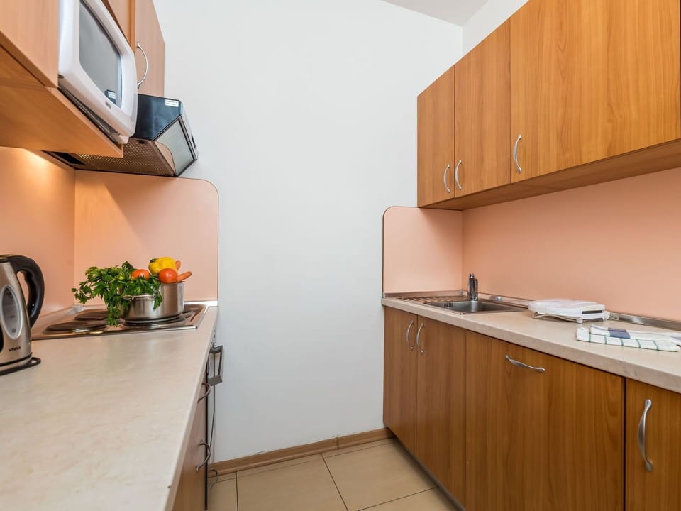 Property, Room, Cabinetry, Kitchen, Furniture, House, Countertop, Building, Real Estate, Interior Design