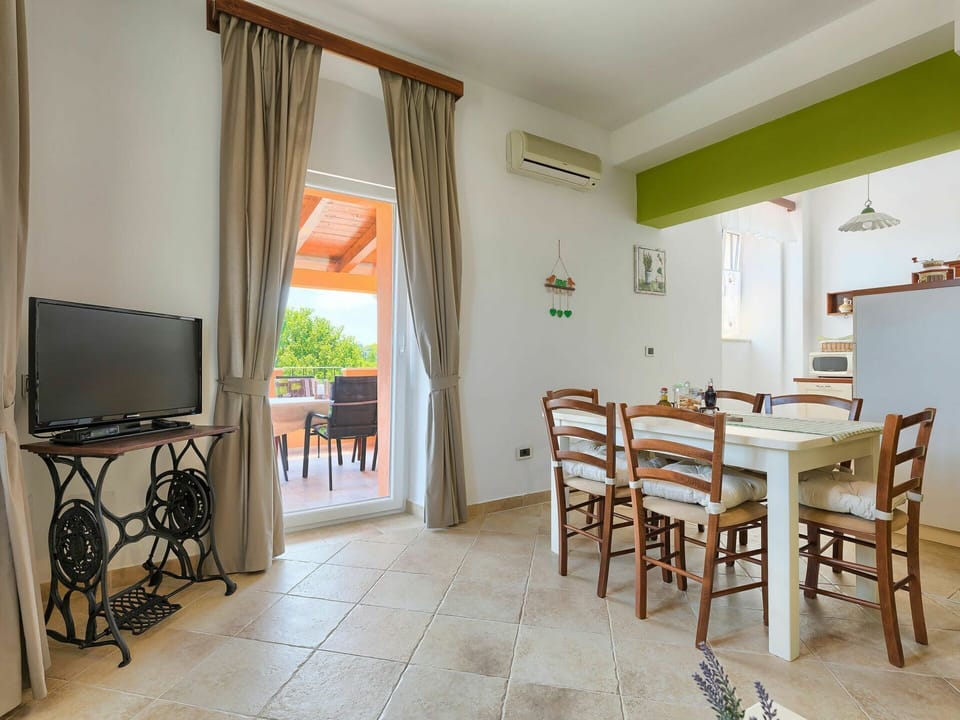 Room, Property, Furniture, Building, Interior Design, Floor, House, Real Estate, Table, Dining Room