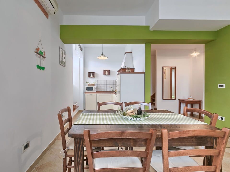 Room, Property, Furniture, Green, Ceiling, Interior Design, Dining Room, Building, Table, Floor